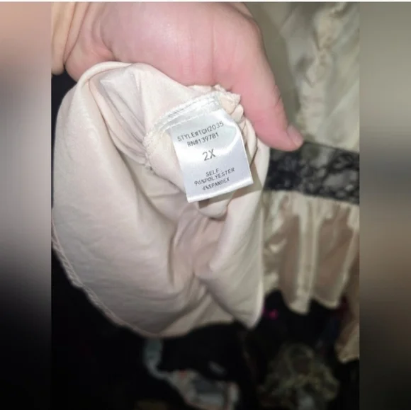 Fashion nova pink satin &lace blouse 2x - Picture 6 of 6